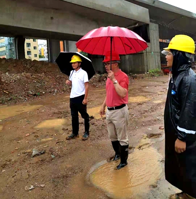 心系工地，夜不能寐——集團董事長孔德穩(wěn)冒雨到十八大項目現(xiàn)場檢查指導工作